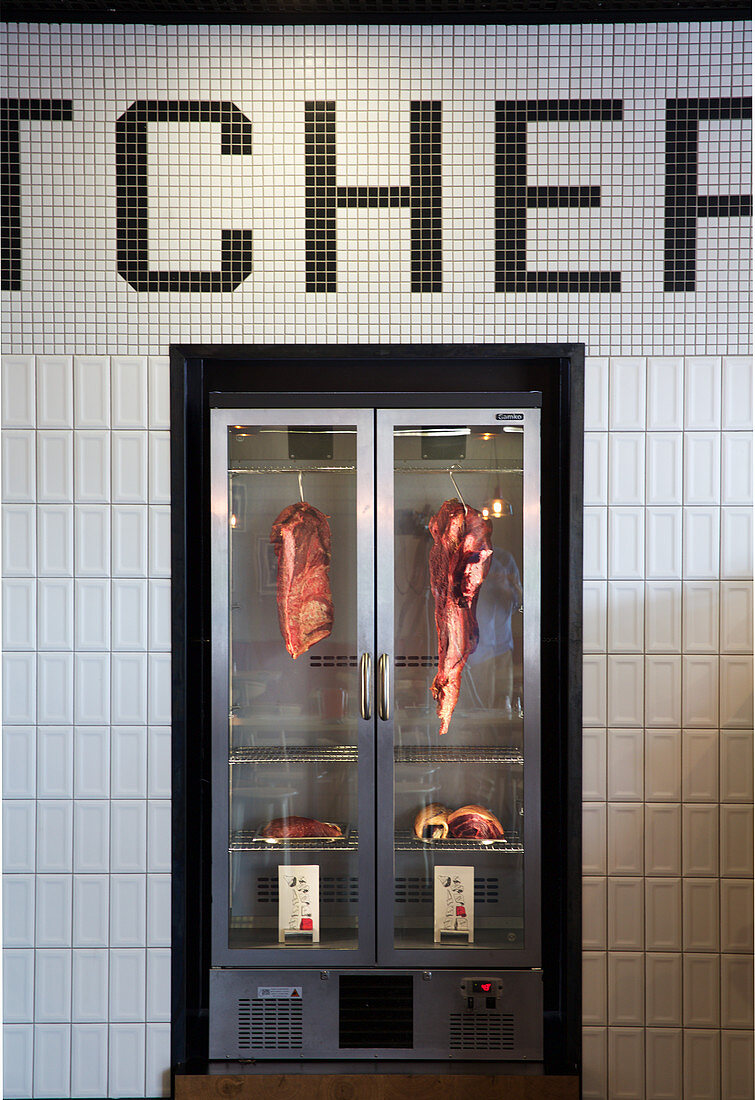 Rindfleisch im Kühlschrank beim Metzger