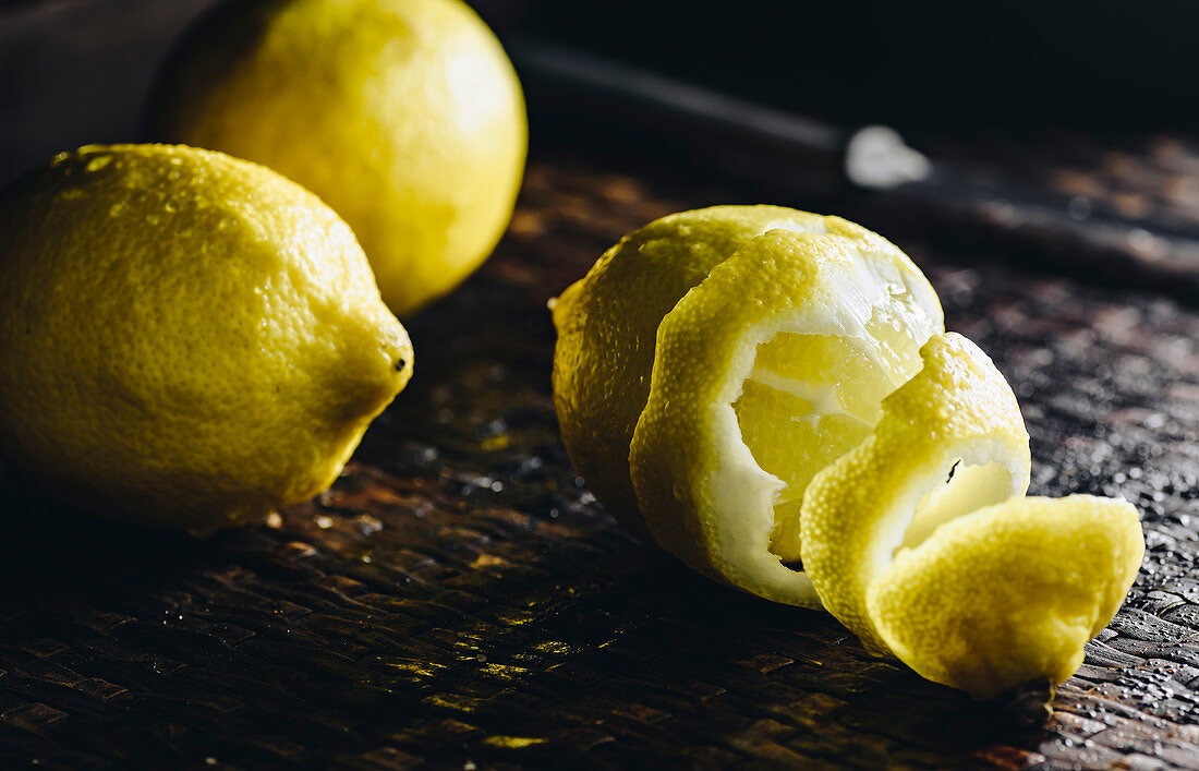 Frische Zitronen, teilweise geschält