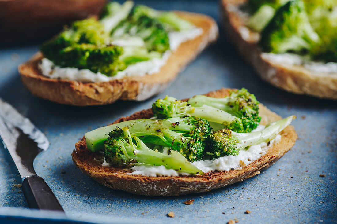 Sandwiches with cream cheese and broccoli