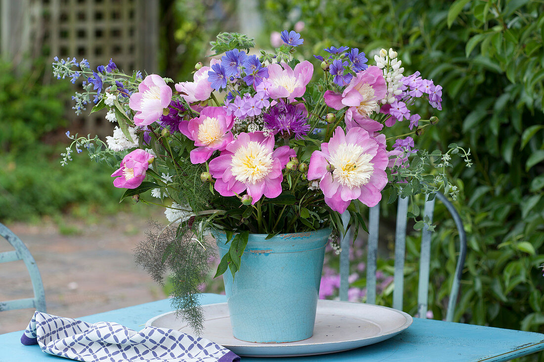 Paeonia 'Bowl of Beauty' (Peonies), Geranium (Cranesbill)