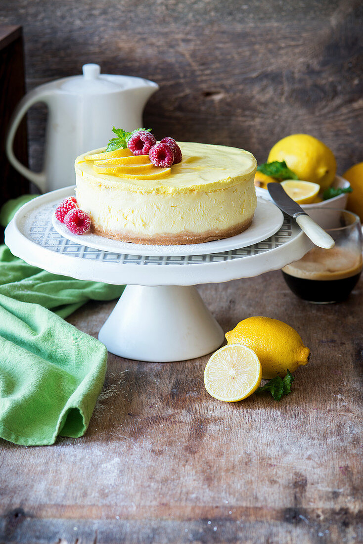 Zitronenmousse-Käsekuchen mit Himbeeren