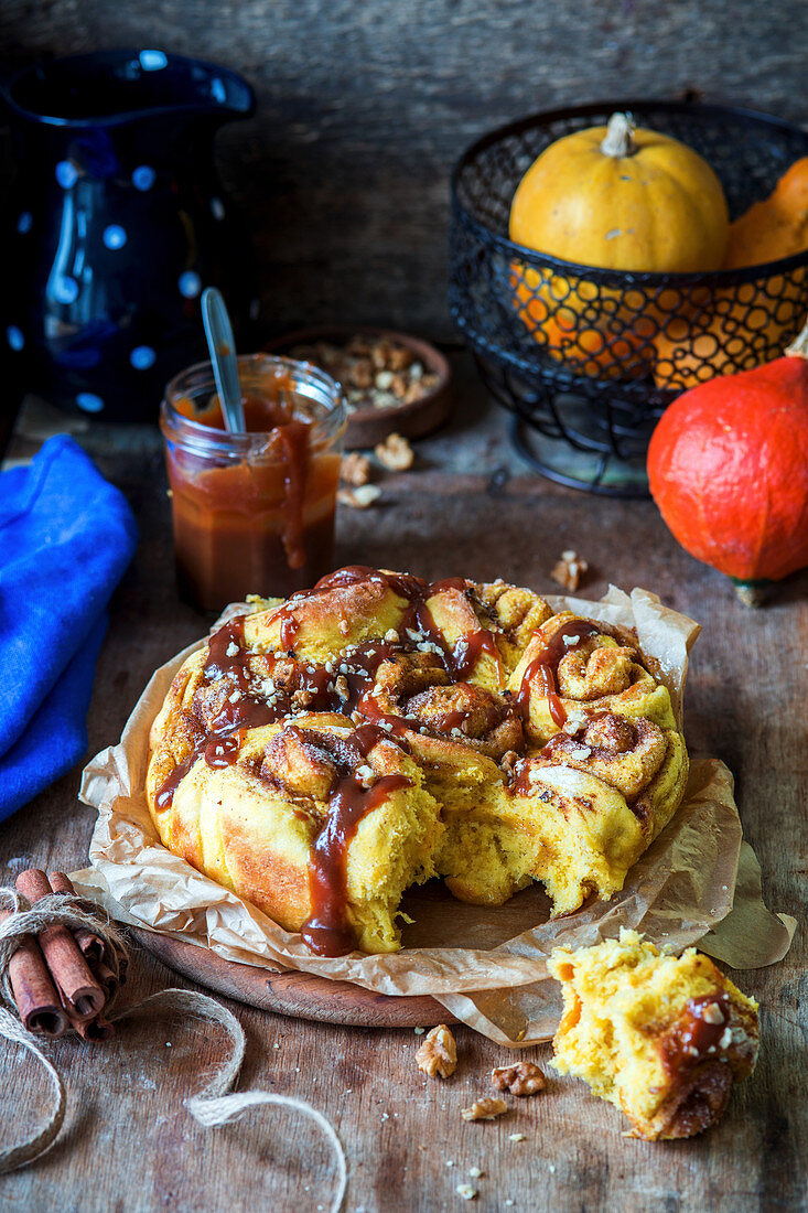 Pumpkin rolls with caramel