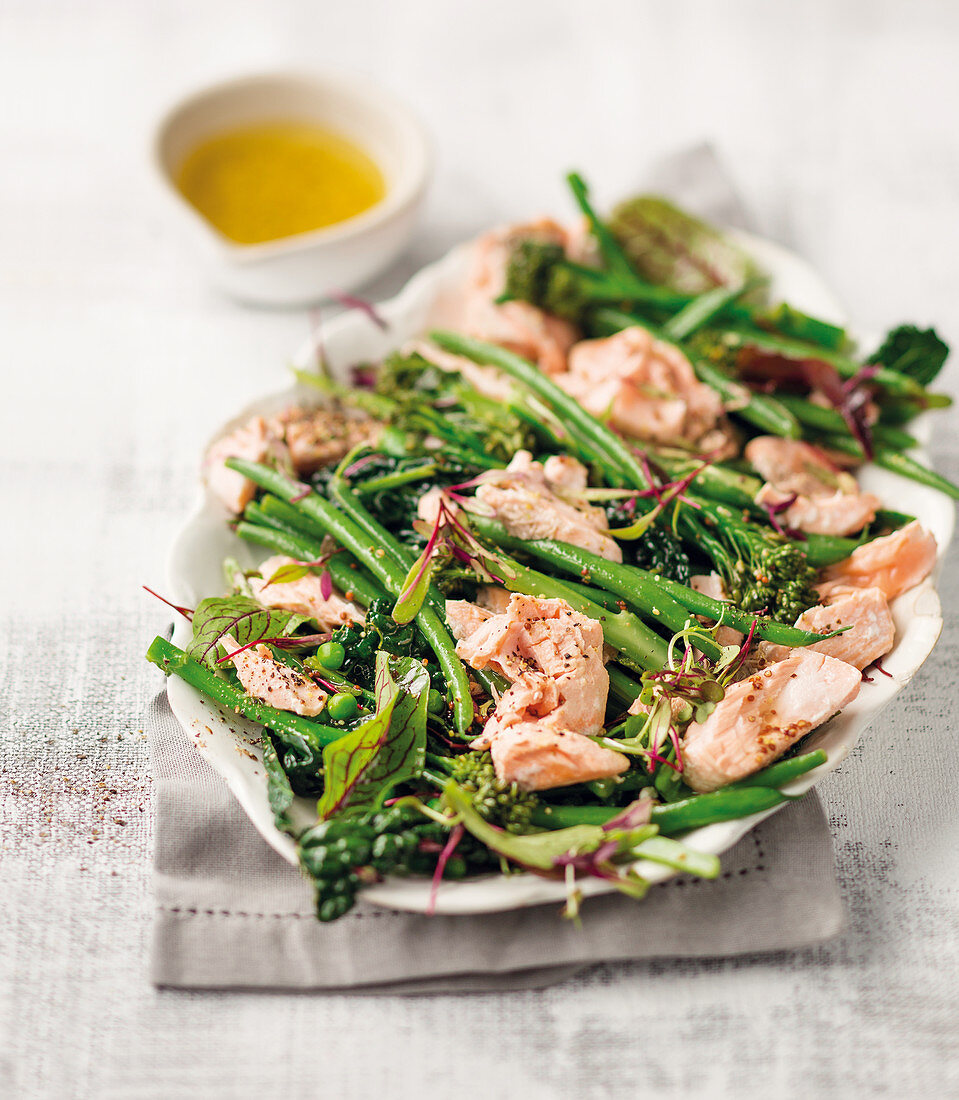 Gebratener Fisch mit Frühlingsgemüsesalat