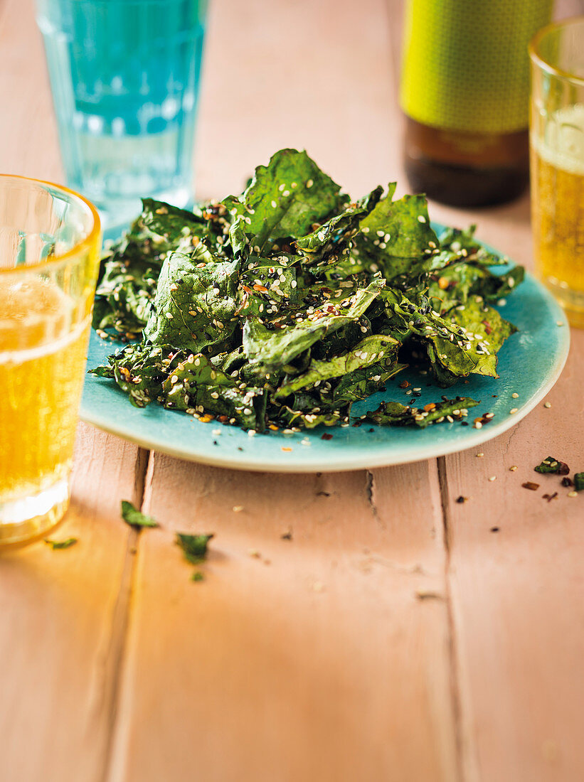 Frittierte Brokkoliblätter und Bier