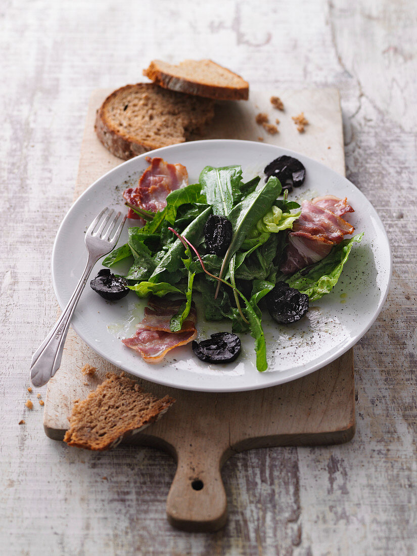 Salad with black nuts and Black Forest ham