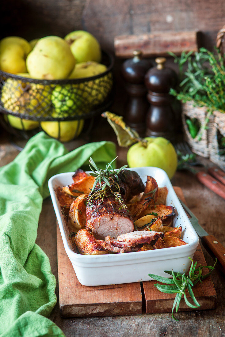 Gebratenes Schweinefilet mit Äpfeln und Rosmarin