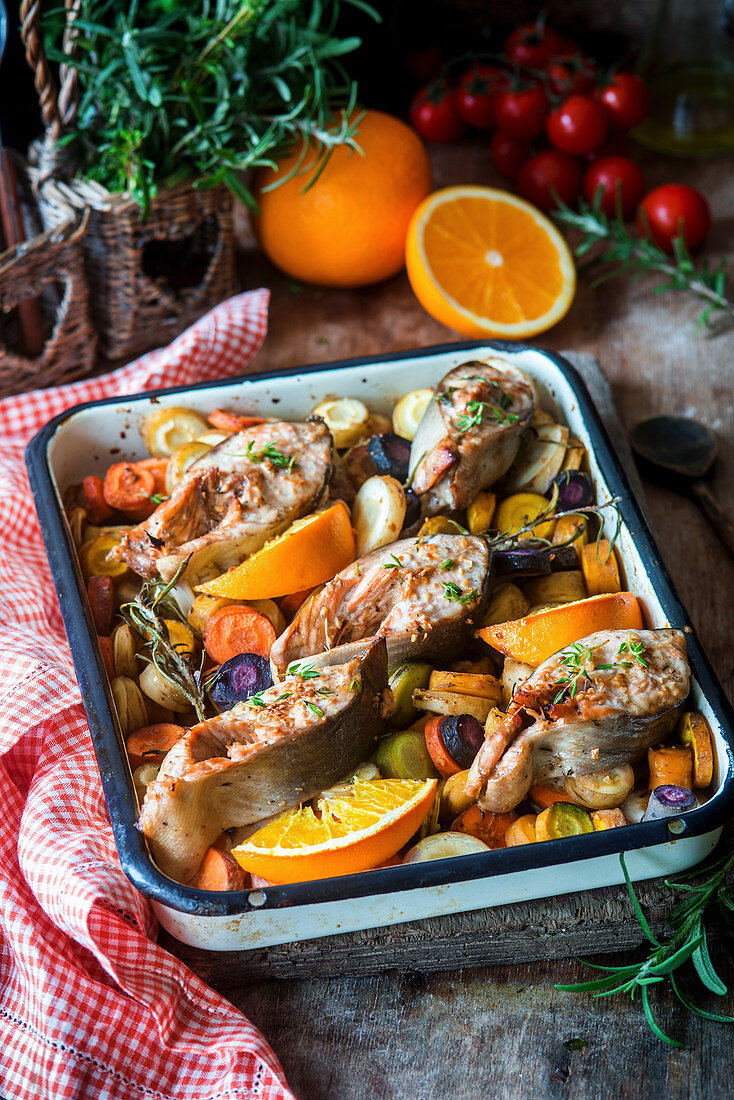 Gebratener Lachs mit Karotten, Orangen und Rosmarin