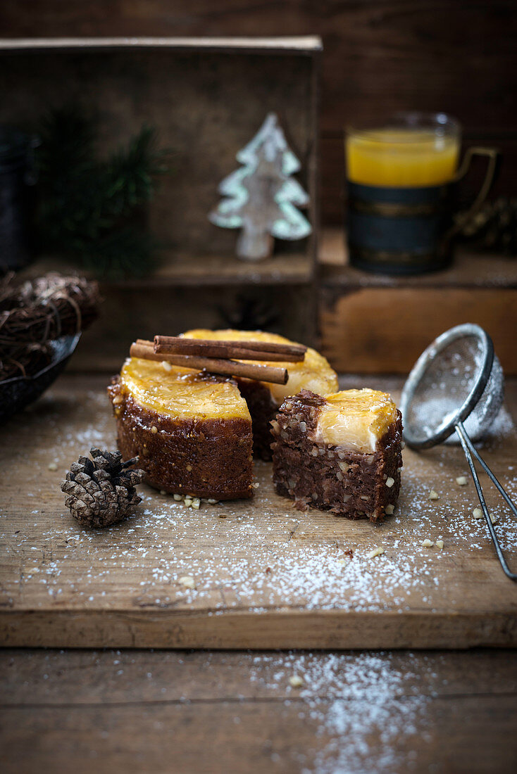 Weihnachtlicher veganer Mandel-Schoko-Kuchen mit eingebackener Pomelo