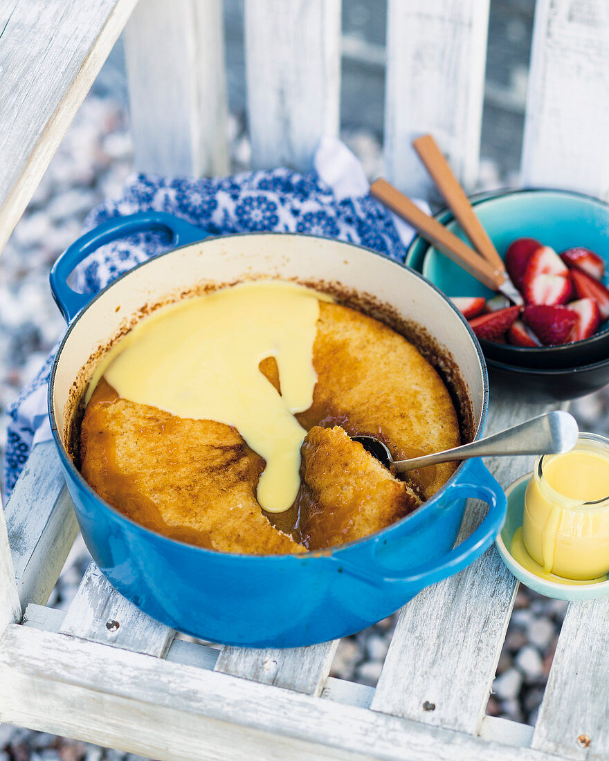 Self-Saucing Pudding (One-Pot) mit Vanillesauce