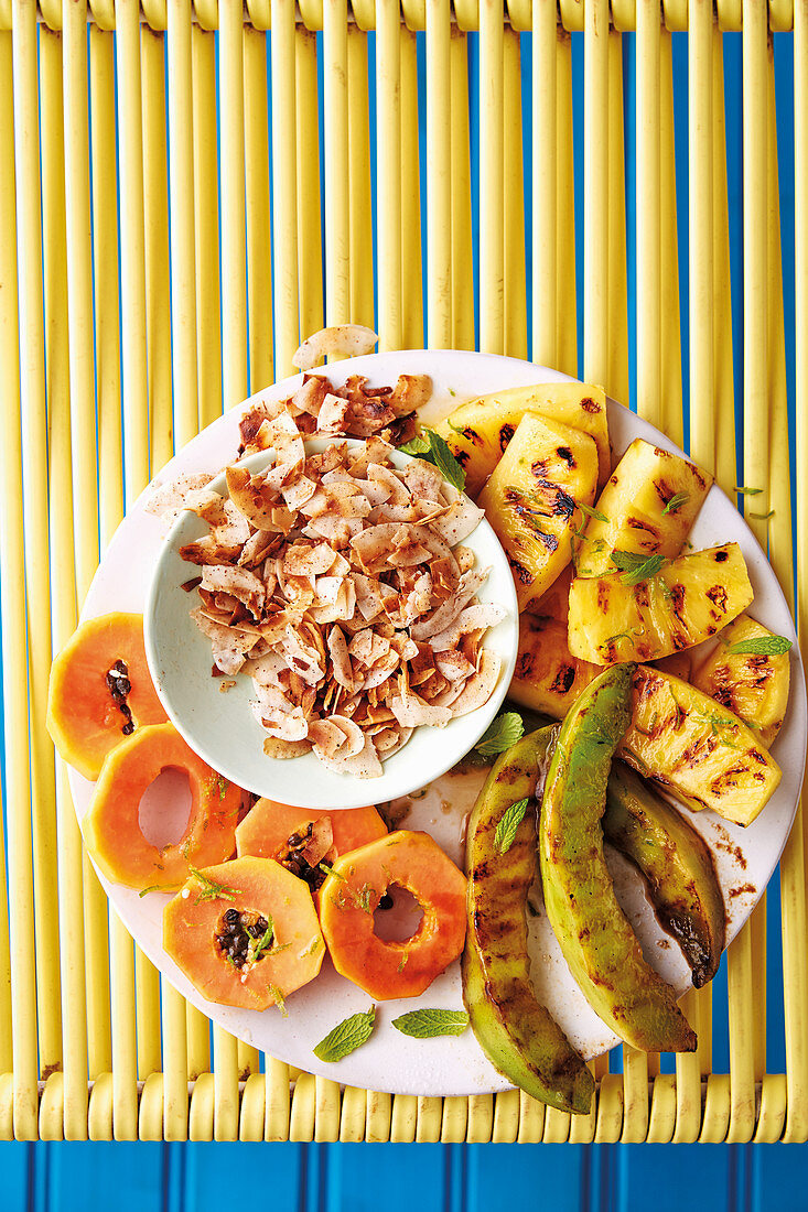 Gegrillte Sommerfrüchte mit Kokosspänen
