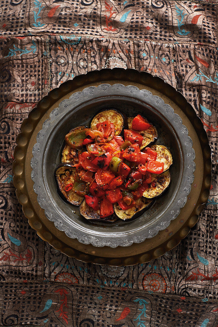 Msakaa Bazenjan (Paprika-Tomaten-Gemüse auf Auberginenscheiben, Syrien)