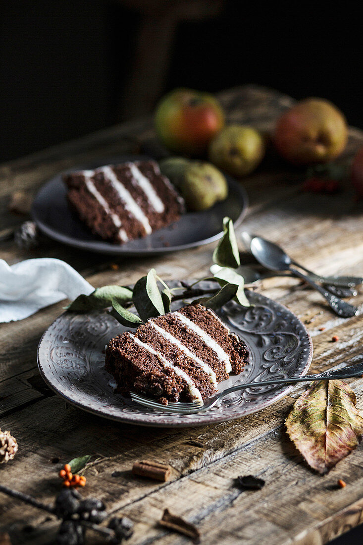 Ein Stück Schokoladen-Birnen-Kuchen auf rustikalem Holztisch