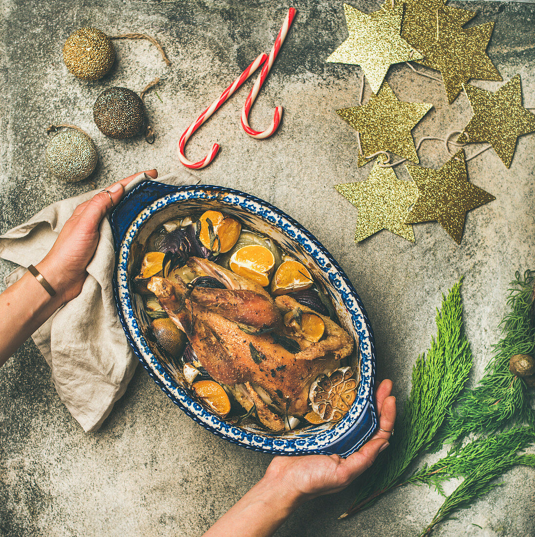 Gebratenes Hun mit Mandarinen und Knoblauch für Weihnachten