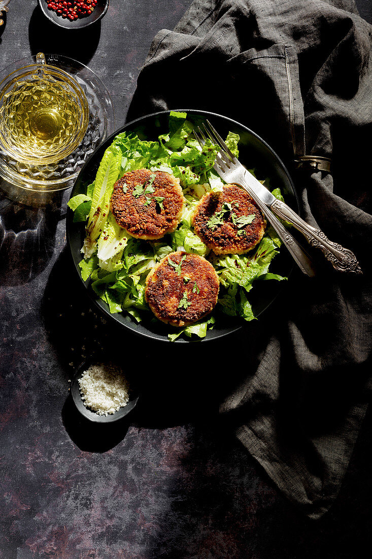 Lachsfrikadellen auf Blattsalat