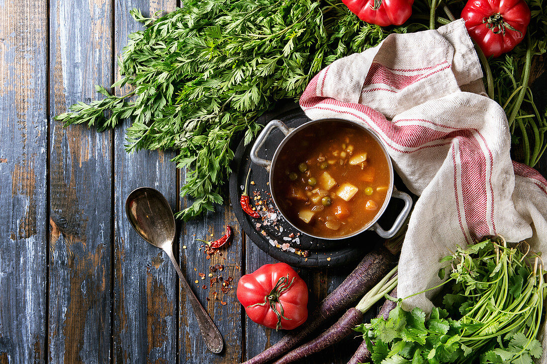 Vegetarische Gemüsesuppe mit Karotten, Tomaten, Erbsen und Kartoffel