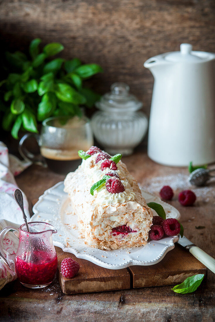 Kokosnuss-Baiser-Rolle mit Himbeeren