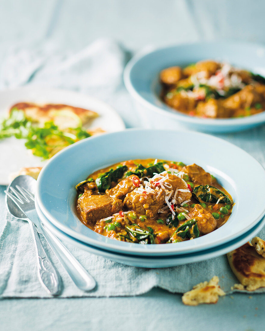 Rindfleischcurry mit Broccoliblättern, Erbsen und Tomaten (Asien)