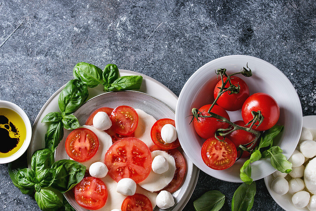 Caprese-Salat mit Tomaten, Mozzarella und Basilikum (Italien)