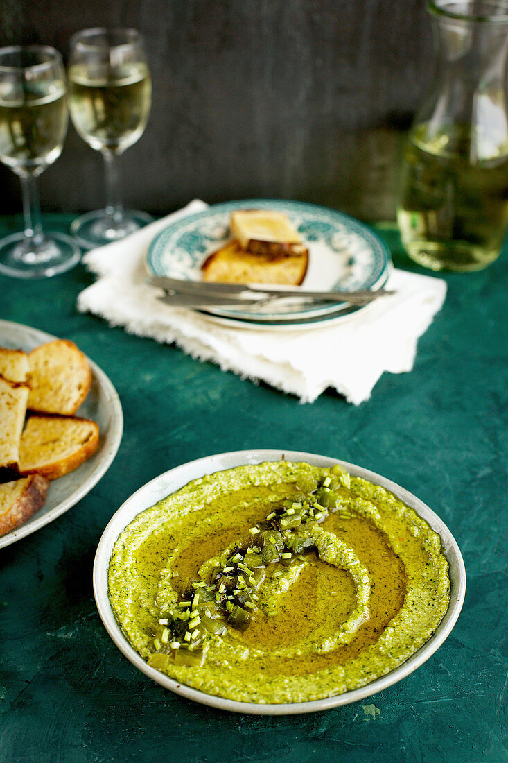 Koriander-Pesto mit gerösteter Poblano serviert mit Sauerteigbrot