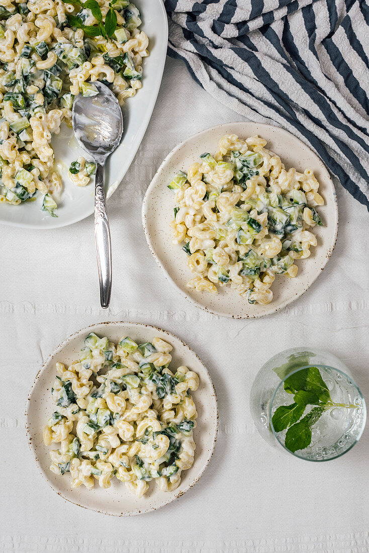 Nudelsalat mit griechischem Joghurt, Gurke und Minze (Aufsicht)