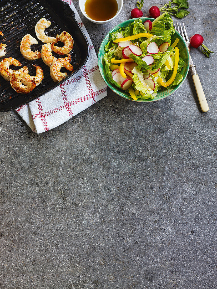 Bunter Salat mit gebratenen King Prawns