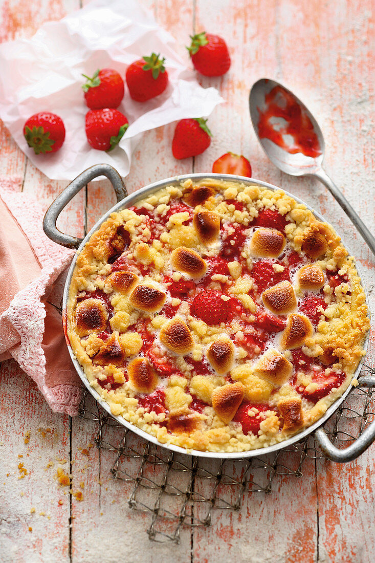 Grilled strawberry crumble with marshmallows