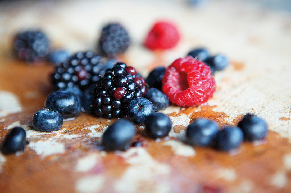 Brombeeren, Himbeeren und Heidelbeeren (Nahaufnahme)