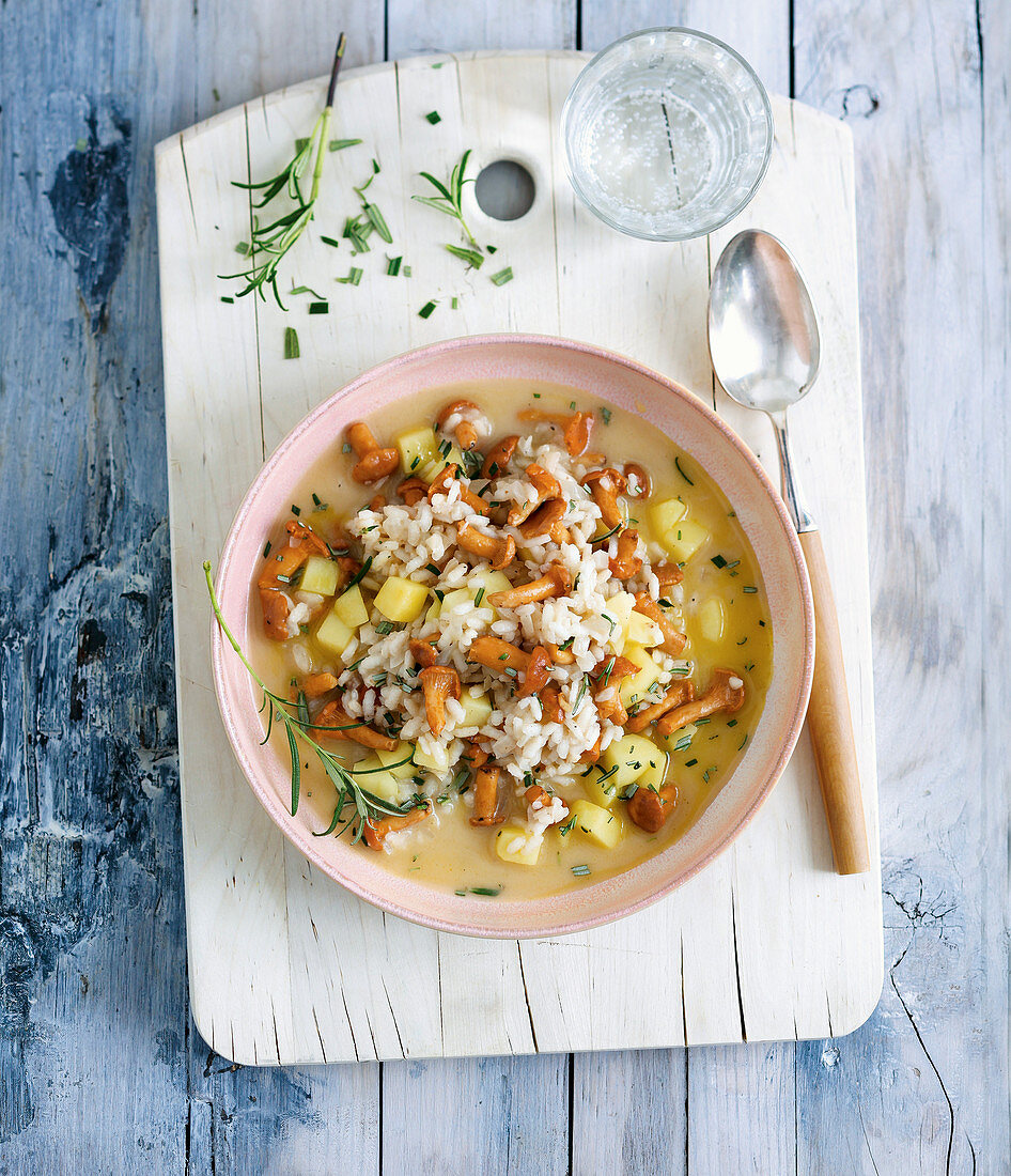 Rice stew with chanterelle mushrooms, apple and alpine cheese