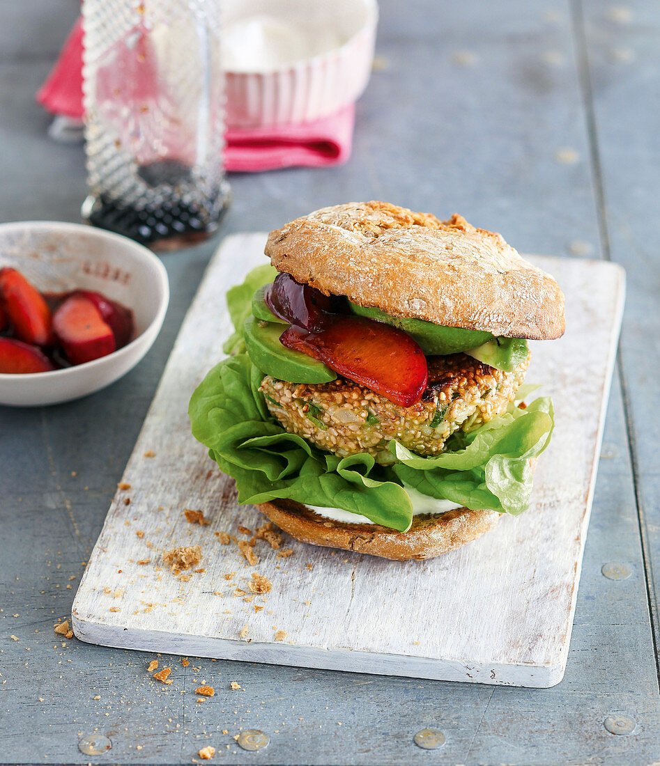 Vegetarischer Quinoaburger mit Avocado und Pflaumen