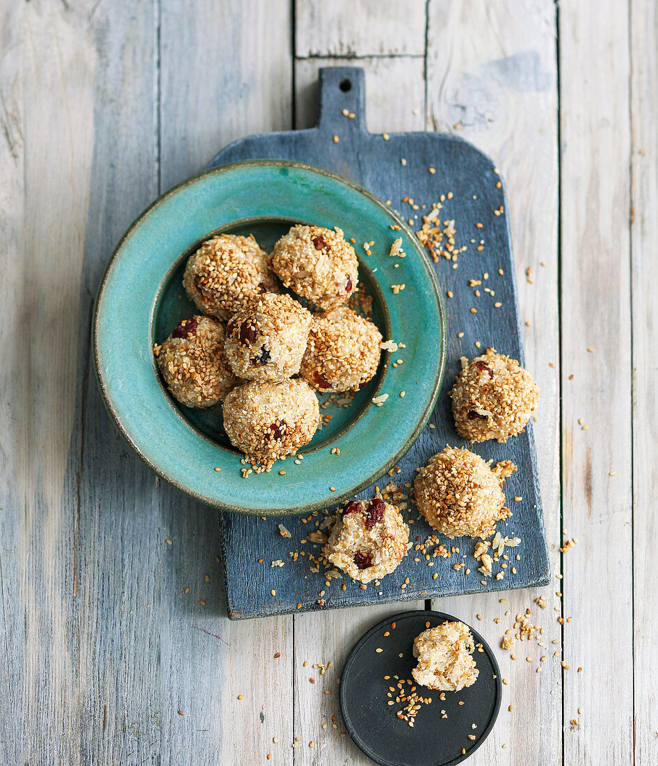 Energy balls with barley, oats, rice and cranberries