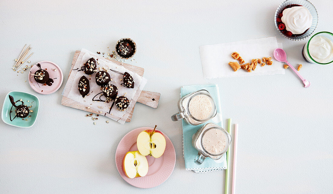 Schokofrüchte, Apfel, Karamellcreme mit Beeren und Apple-Pie-Smoothie