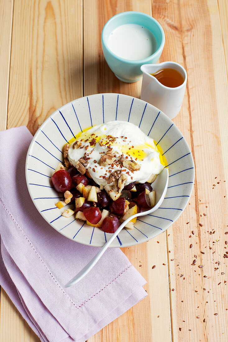 Apple muesli with flaxseed quark and red grapes