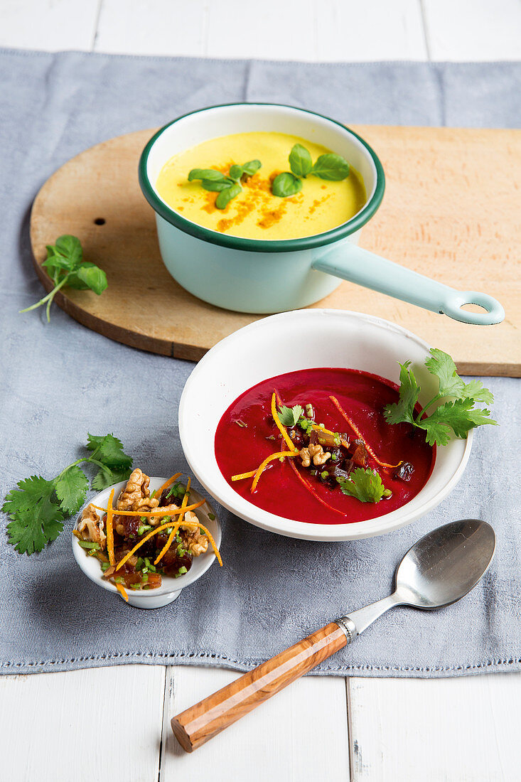 Zucchini-Currysuppe und Rote-Bete-Suppe mit Dattel-Gremolata