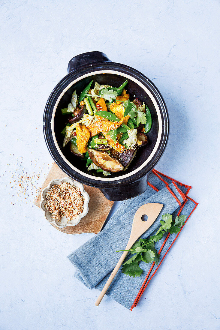 Stir-fried chicken with turmeric and sesame seeds