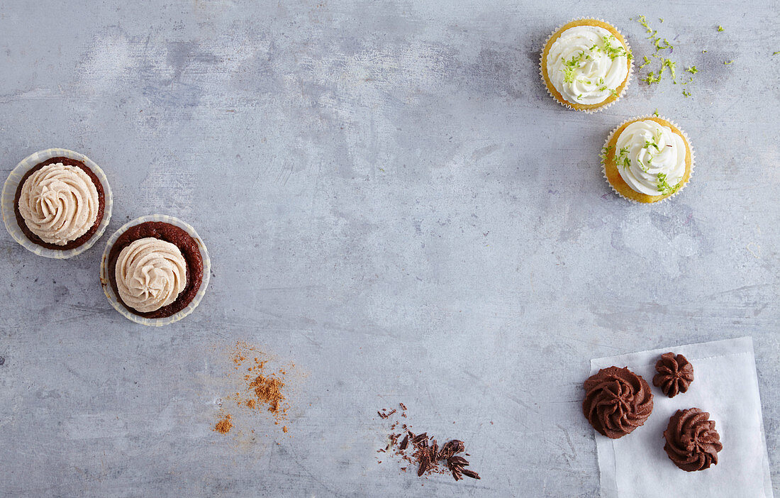 Muffins mit Spekulatiustopping und mit Vanille-Lime-Frosting und Schokomousse Tuffs