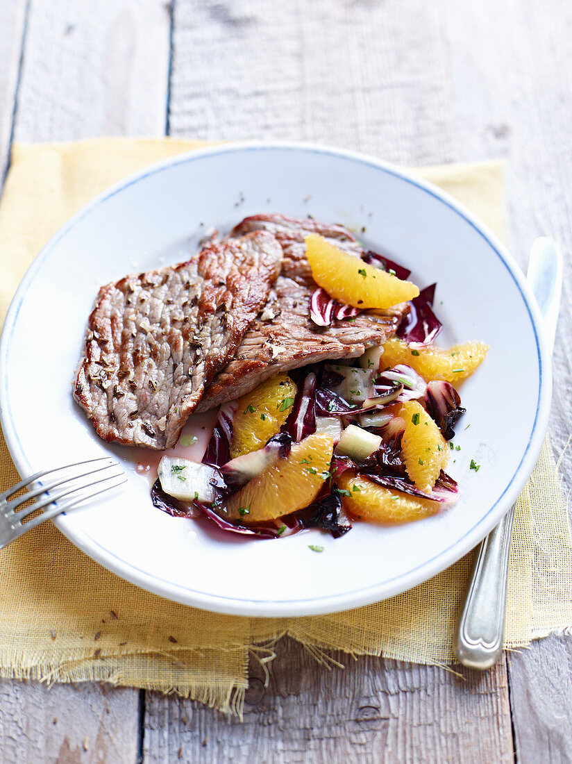 Kalbssteak mit Radicchio-Orangen-Salat