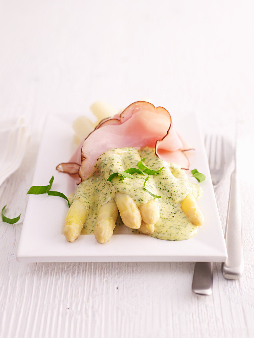 Spargel mit Schinken und Wildkräuterhollandaise