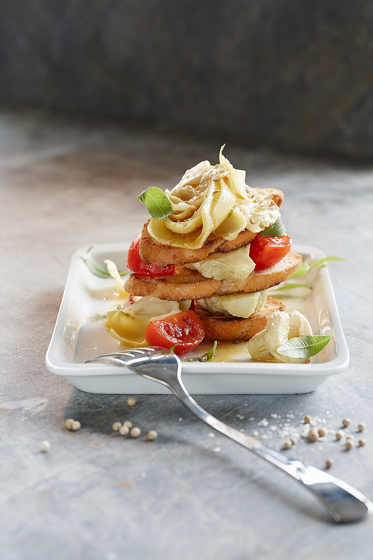 Artischockensalat auf Crostini