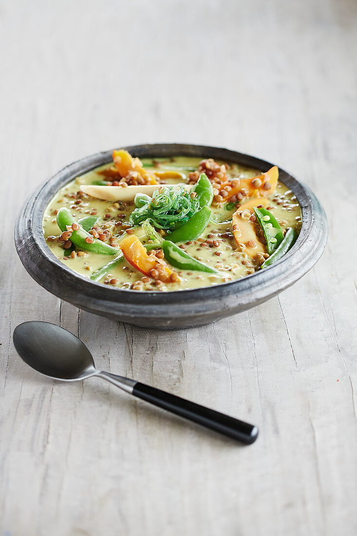 Curried lentils with mange tout (Asia)