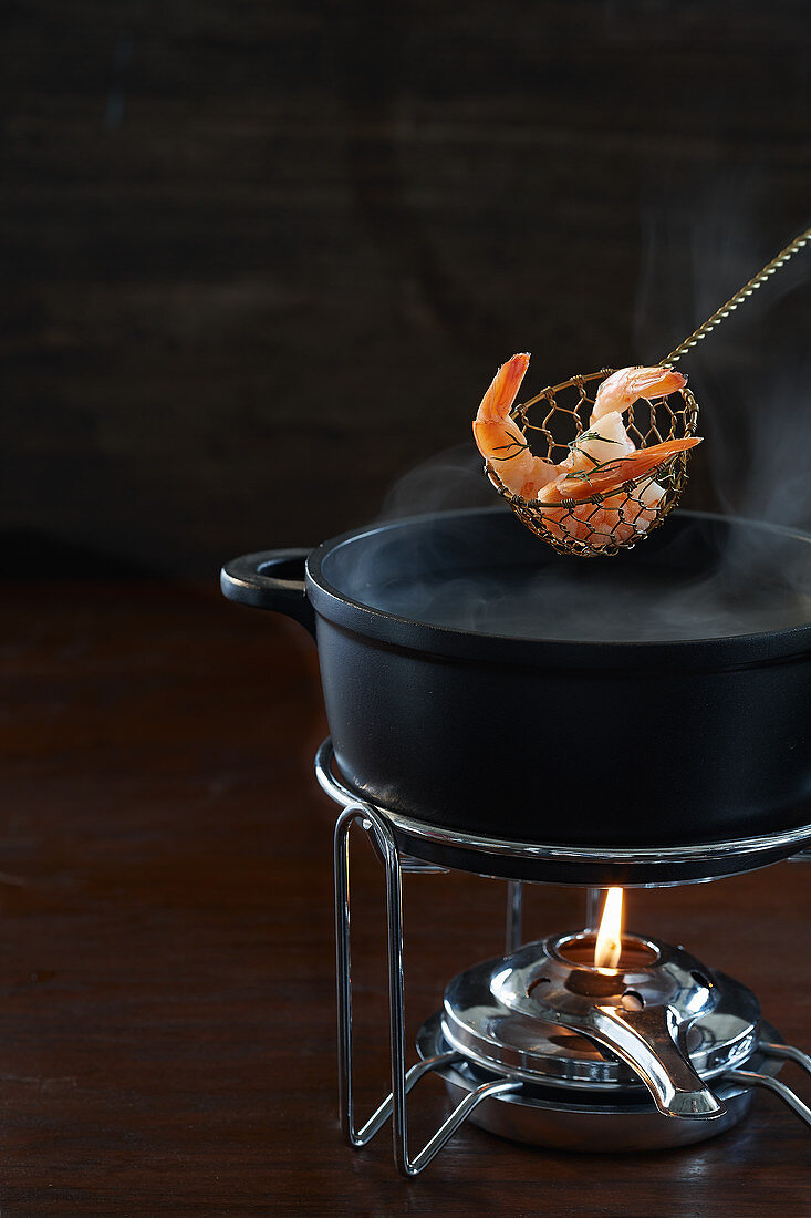 Fish fondue with prawns