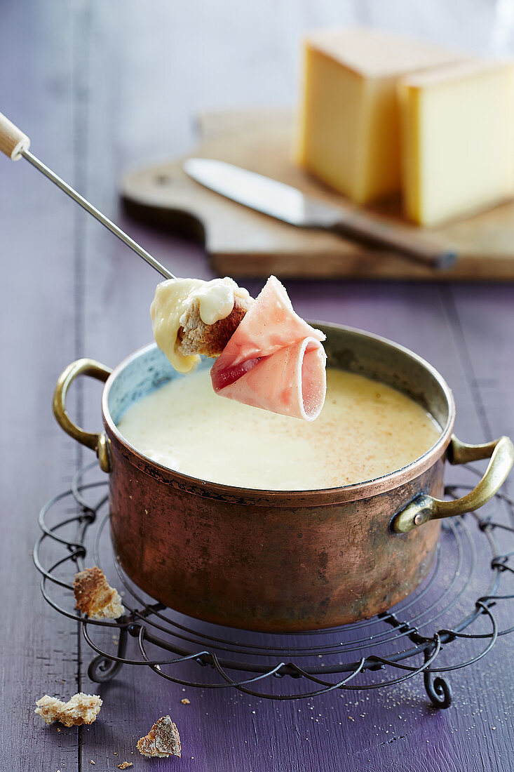 Französisches Fondue mit Brot und Schinken