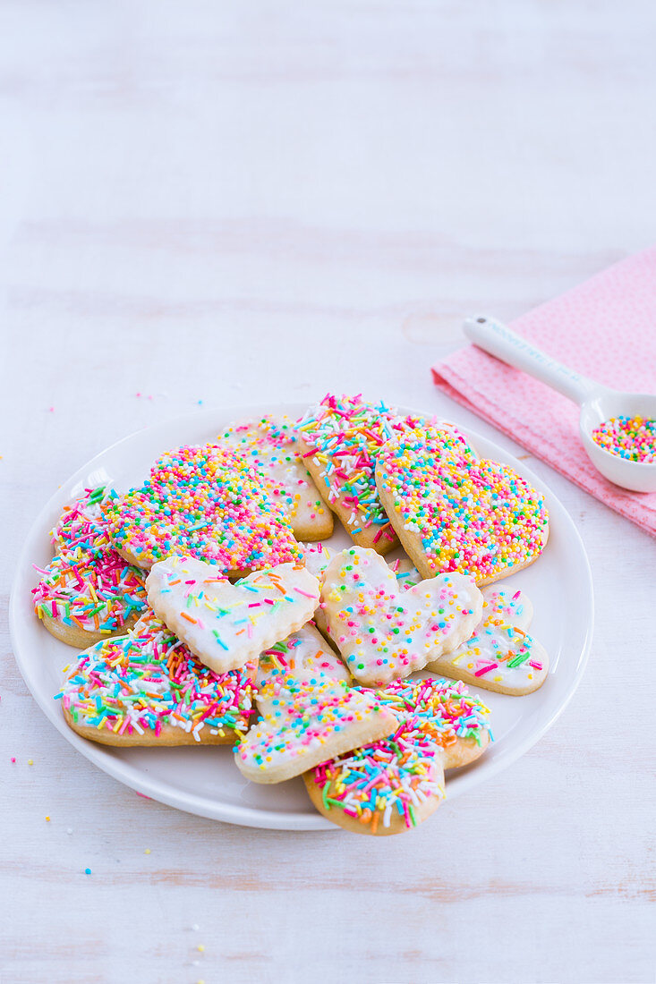 Herzförmige Plätzchen mit bunten Zuckerstreuseln