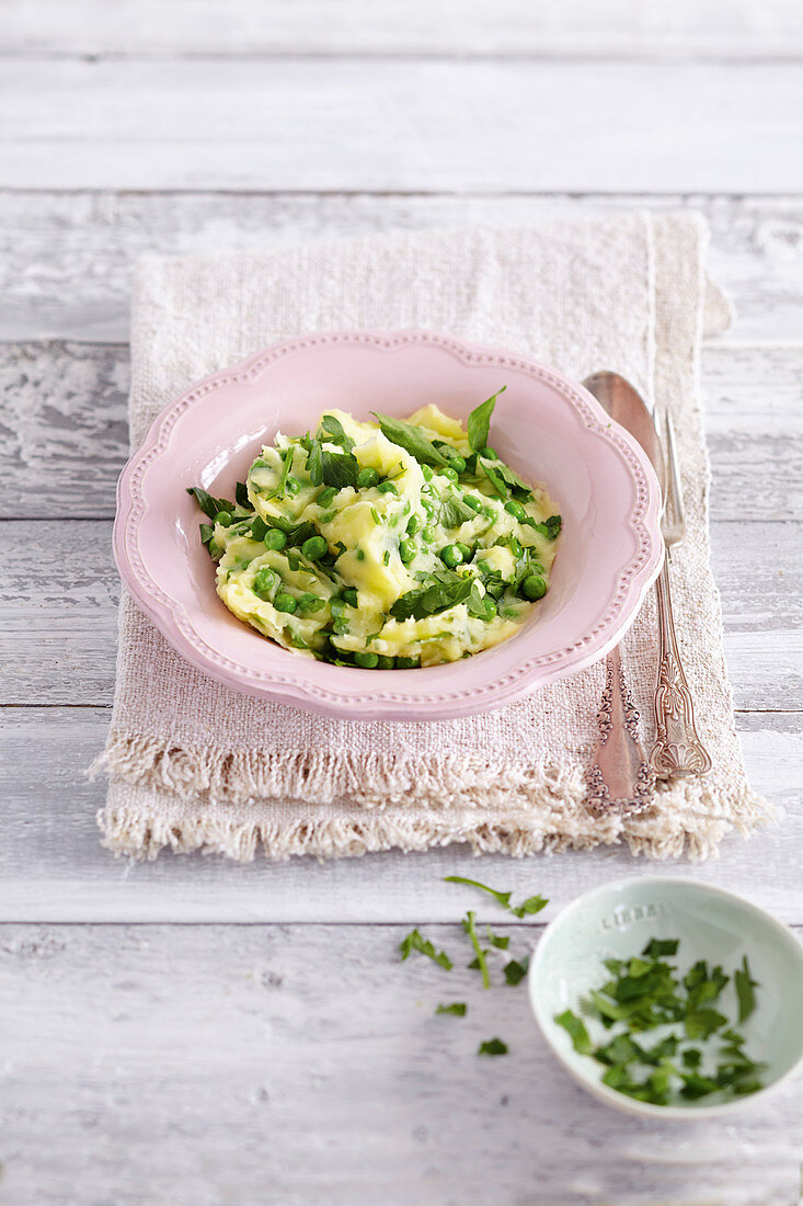 Mashed potatoes with fresh peas