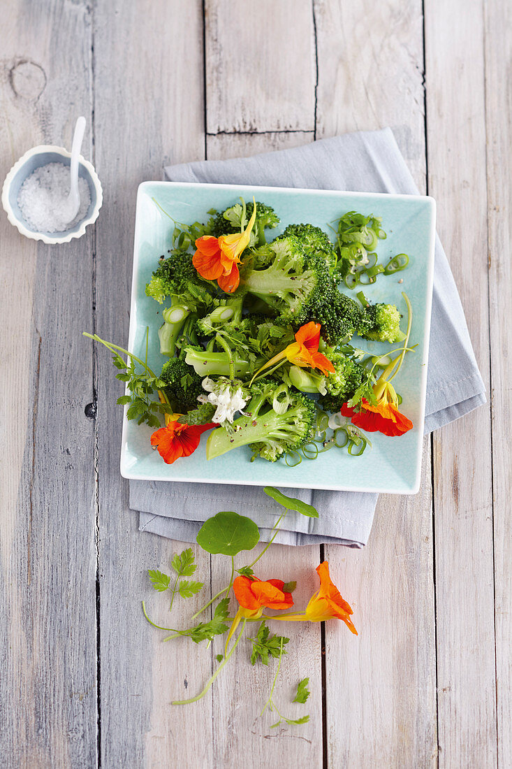 Lauwarmer Brokkolisalat mit frischen Wildkräutern und Essblüten