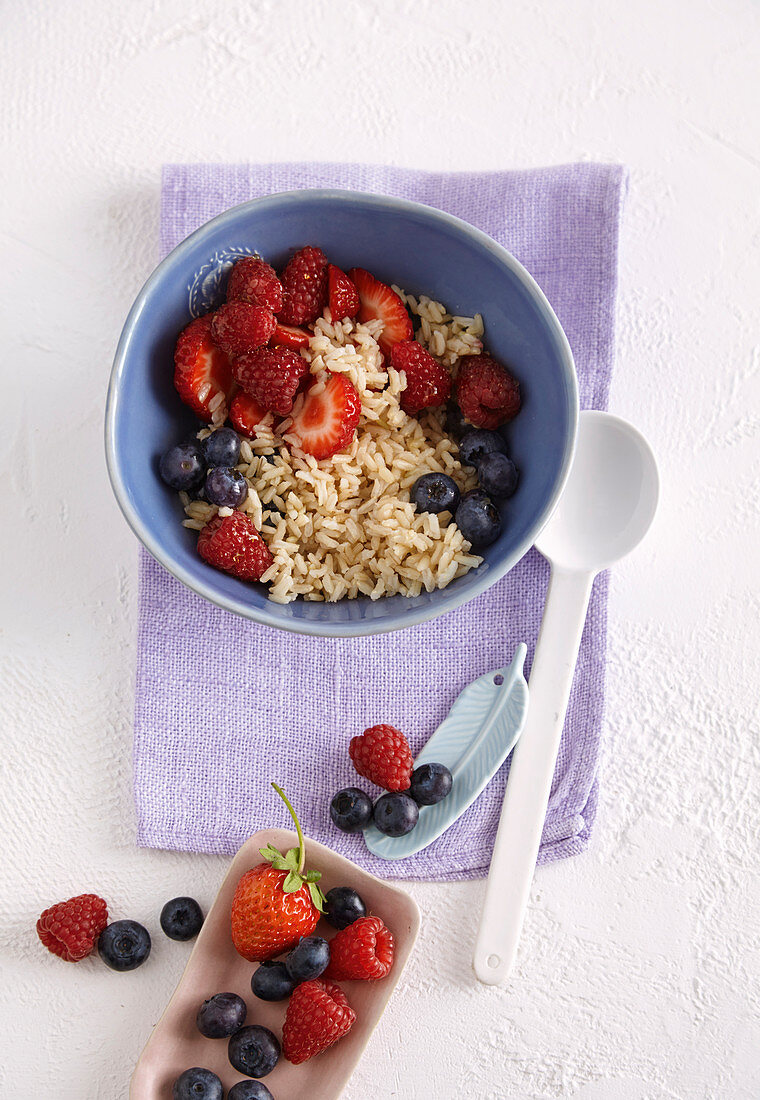Whole grain rice with apple syrup and fresh berries