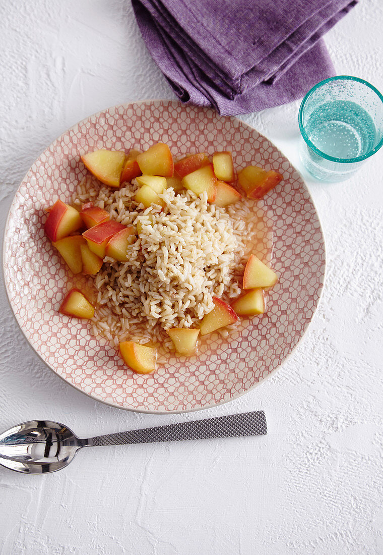 Whole grain rice with apple and cinnamon