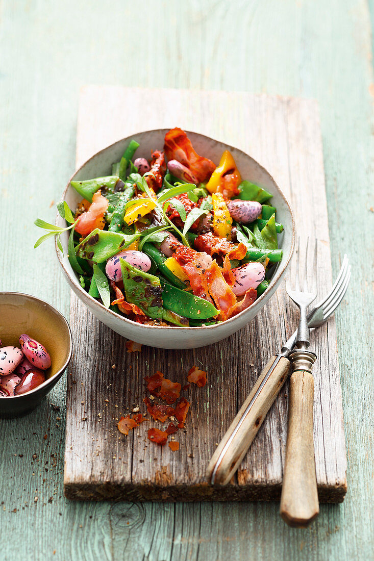Colourful bean salad with grilled peppers and bacon