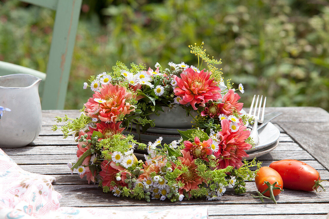 Flower wreath of dahlia, fine jet and fennel flowers