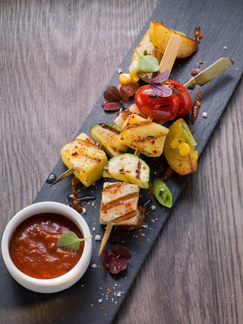 Vegetable skewers with tomato and pineapple sauce