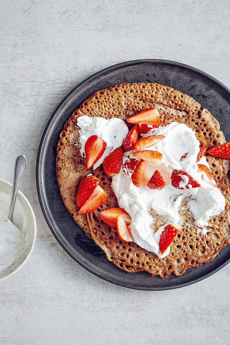 Buchweizenpfannkuchen mit Erdbeeren und halbgefrorener Kokosmilch